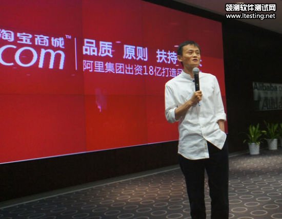 從美國趕回來(lái)參與溝通的馬云(拍攝：新浪科技崔西)